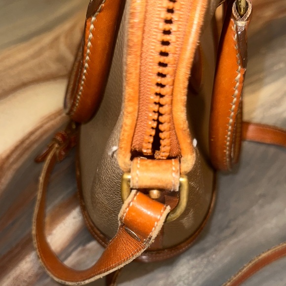 Dooney & Bourke- Classic Tan Leather Handbag - Picture 7 of 13